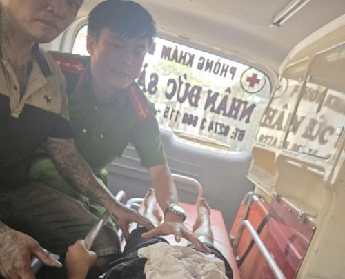 Bé trai được chuyển vào bệnh viện chăm sóc.