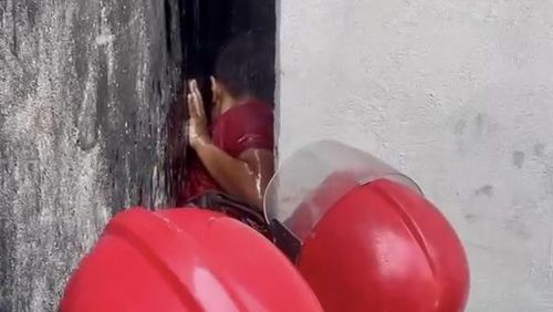 Sau hơn 20', sử dụng biện pháp bôi trơn bằng dầu ăn, bé trai từ từ luồn được ra ngoài.