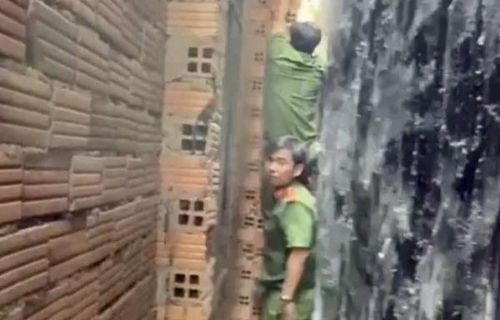 2 cán bộ đội chữa cháy trong lúc đi công tác phát hiện đã tháo dỡ một vị trí tường để bé trai có oxy để thở chờ đội cứu hộ đến.
