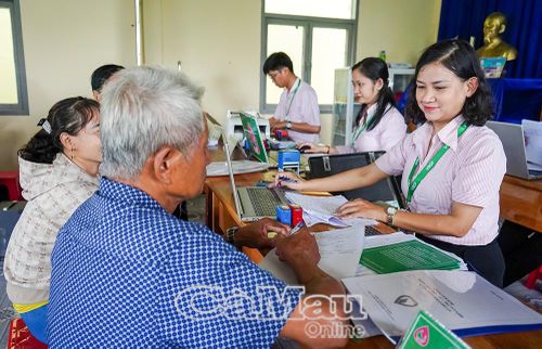 Người dân xã Khánh An được vay vốn từ ngân hàng chính sách xã hội địa phương để phát triển sinh kế, ổn định cuộc sống.