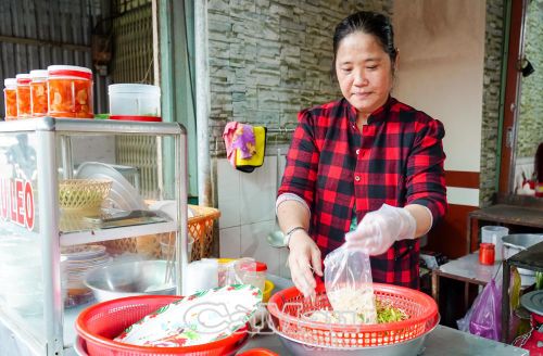 Quán bún nước lèo - mô hình sinh kế giúp gia đình chị Ðoàn Thúy Duy ổn định thu nhập và vươn lên thoát nghèo.