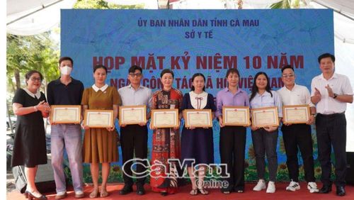 Phó Giám đốc Sở Y tế Nguyễn Tấn Lực trao giấy khen cho các cá nhân có thành tích trong vận động, đóng góp vào công tác xã hội.
