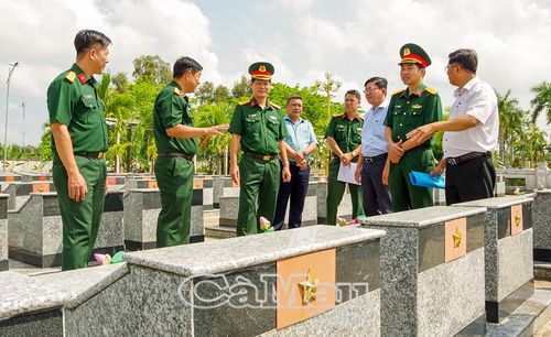 Đoàn công tác Ban chỉ đạo 515 Quân khu 9 tiến hành kiểm tra, khảo sát thực tế tại các phần mộ liệt sĩ chưa xác định danh tính.