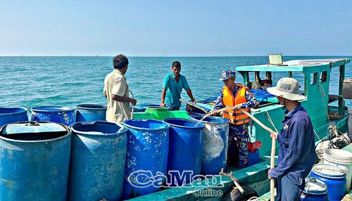 Người dân đảo Hòn Chuối sử dụng thùng phuy vận chuyển nước ngọt từ Tàu 527 lên đảo.