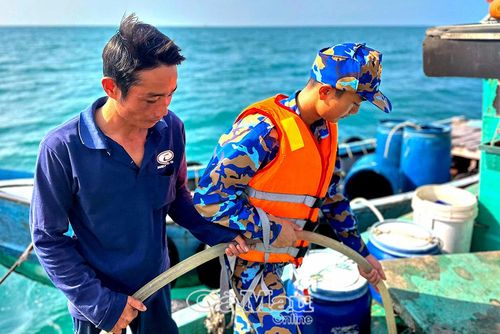 Ngư dân nuôi cá lồng bè tại đảo Hòn Chuối tranh thủ tiếp nhận nước ngọt do bộ đội Hải quân cấp phát.