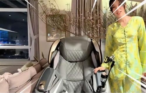 Chiếc ghế massage cao cấp được cho là giá đến 200 triệu đặt ngay cạnh khu vực sinh hoạt chung.
