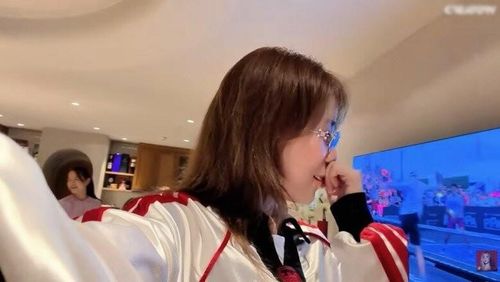 Misthy hào hứng giới thiệu về độ hoành tráng và sự tiện nghi của căn nhà. Giữa phòng khách là tivi màn hình cỡ lớn.