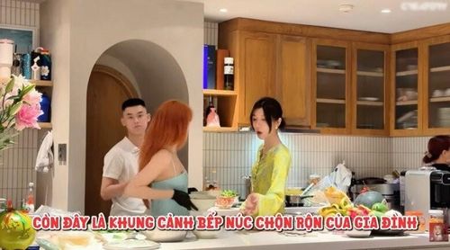 Khung cảnh bếp núc rộn ràng khi các nghệ sĩ cùng nhau chuẩn bị bữa tối. Không gian mở tạo nên sự tiện nghi tối đa cho những buổi tụ họp đông người.