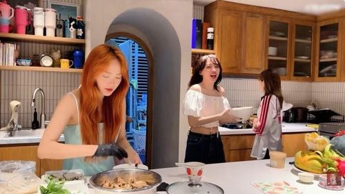 Minh Hằng trực tiếp vào bếp chuẩn bị bữa ăn đãi hội bạn thân gồm Tóc Tiên, Misthy, và Đồng Ánh Quỳnh... trong không gian bếp ấm cúng.