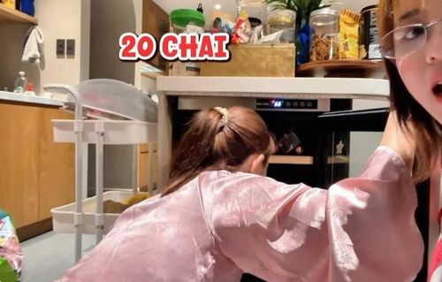 Khu vực kệ lưu trữ thông minh phía dưới đảo bếp giúp tối ưu hóa diện tích. Tủ rượu cũng nằm ở đây, có thể chứa đến 20 chai.