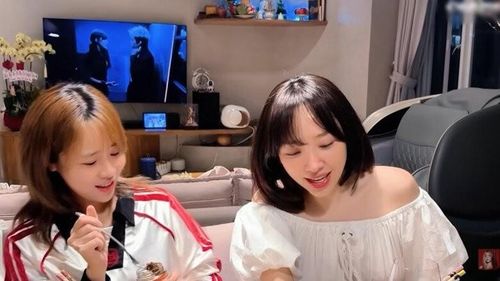 Sự hào hứng của Misthy và các khách mời khi thưởng thức những món ăn do chính tay "đầu bếp" Minh Hằng chuẩn bị trong không gian ấm cúng.