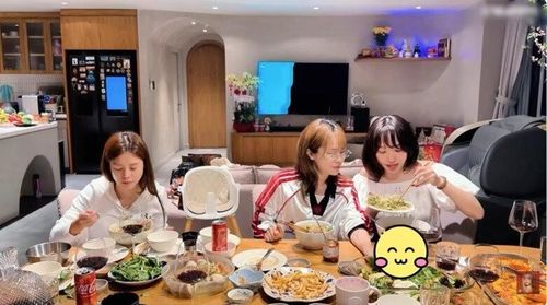 Toàn cảnh bữa tiệc ấm cúng của dàn sao Vbiz, cho thấy sự kết nối liền mạch giữa khu vực bếp, bàn ăn và phòng khách nhà Phạm Quỳnh Anh, tạo nên một không gian sống mở, hiện đại và vô cùng tinh tế.
