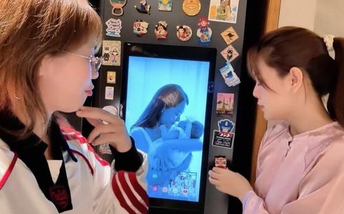 Bề mặt tủ được phủ kín bởi những miếng nam dán (magnet) ghi dấu ấn những nơi Phạm Quỳnh Anh đã đi qua trong suốt 6 năm qua như Atlanta, Georgia, Australia...