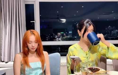 Góc thưởng thức bữa tối "chill" hết nấc của các nghệ sĩ bên khung cửa kính lớn, nơi có thể ngắm nhìn toàn cảnh thành phố lung linh về đêm.