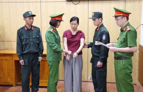 Việc khám xét đồng loạt nhiều địa điểm đã giúp lực lượng chức năng thu giữ nhiều tài liệu và vũ khí phục vụ điều tra.