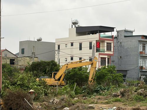 Máy múc dọn dẹp những khu đất được cưỡng chế. Ảnh: Thanh Hà