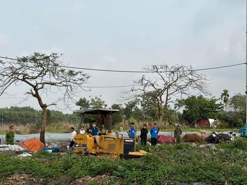 Lực lượng chức năng tham gia cưỡng chế. Ảnh: Thanh Hà