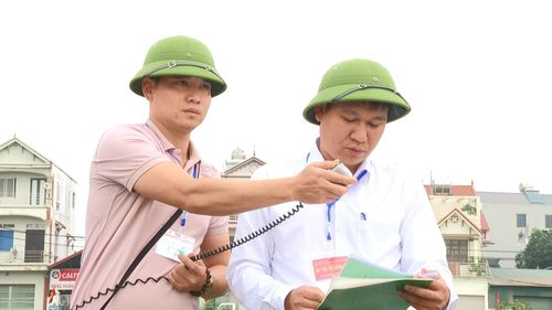 Đại diện lực lượng chức năng xã Phúc Thịnh đọc lệnh cưỡng chế. Ảnh: Thanh Hà