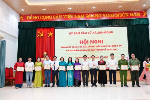 Các cá nhân, tập thể được UBND xã Sơn Đồng tặng giấy khen tại hội nghị. Ảnh: NS
