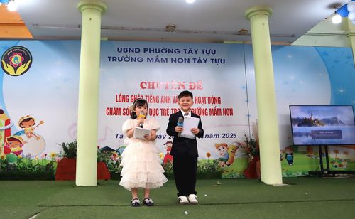 Các em tự tin dẫn chương trình bằng tiếng Anh. Ảnh T.V