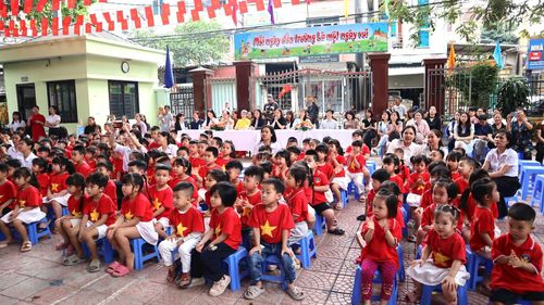 Học sinh và phụ huynh tham gia chương trình. Ảnh T.V