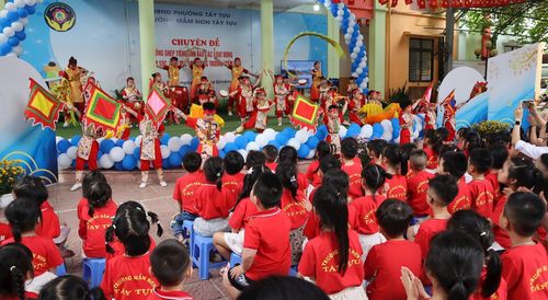 Chương trình English Festival với nhiều hoạt động được sân khấu hóa sinh động. PV