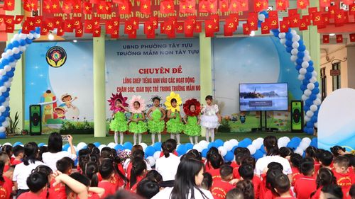 Tiếng Anh được cô trò Trường Mầm non Tây Tựu lồng ghép khéo léo thông qua một câu chuyện gắn với làng hoa Tây Tựu. Ảnh T.V