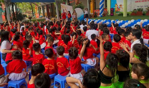Học sinh tham gia trò chơi với giáo viên nước ngoài. Ảnh T.V