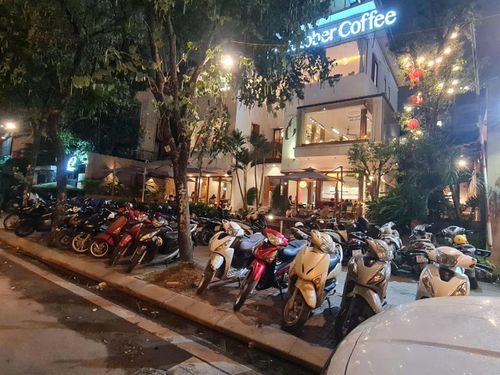 Nhà hàng October Coffe (BT1-18 khu biệt thự Ngoại Giao Đoàn) sử dụng toàn bộ vỉa hè, một phần lòng đường trước không gian nhà hàng làm vị trí đỗ xe cho khách.