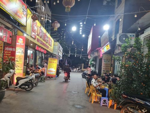 Nhà hàng Lẩu nướng ngon (số 2 ngõ 36 Xuân La) sử dụng dụng toàn bộ vỉa hè, một phần lòng đường trước không gian nhà hàng và hơn thế bày bàn ghế kinh doanh dịch vụ ăn uống, đặt biển quảng cáo và đỗ xe cho khách.