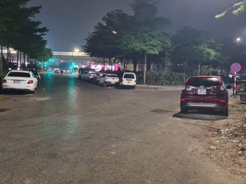 Lòng đường khu vực vườn hoa chéo, bùng binh đoạn giao giữa đường Xuân Đỉnh và đường Phạm Văn Đồng có nhiều xe ô tô đỗ xe dù có biển cấm đỗ xe.