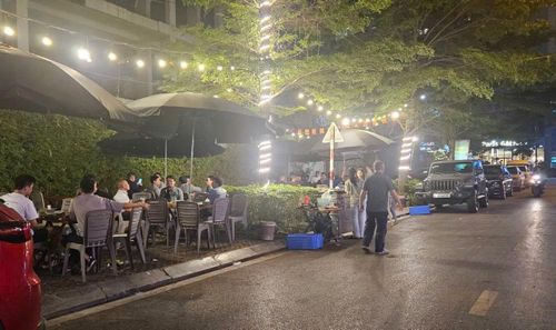 Nhà hàng Bazooka (biệt thự 6-15 khu Ngoại Giao Đoàn) sử dụng dụng toàn bộ vỉa hè, một phần lòng đường trước không gian nhà hàng và hơn thế bày bàn ghế, ô dù kinh doanh dịch vụ ăn uống và đỗ xe cho khách.