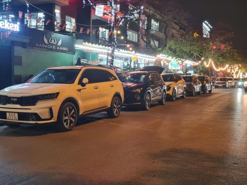 Nhà hàng Bia Hải xồm (đường Nguyễn Xuân Khoát, khu biệt thự Ngoại Giao Đoàn) sử dụng toàn bộ vỉa hè, một phần lòng đường trước không gian nhà hàng và hơn thế làm vị trí đỗ xe cho khách