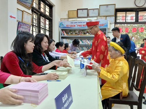 Cử tri lớn tuổi đi bầu cử tại Khu vực bầu cử số 2, xã Ngọc Hồi. Ảnh: Hoàng Quyết