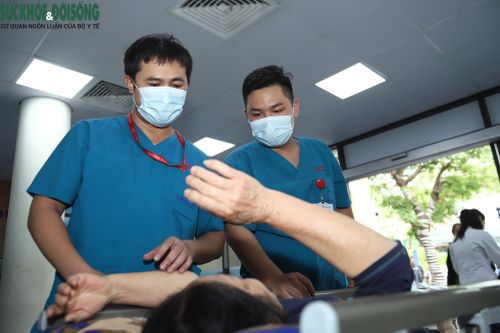 Theo điều dưỡng Nguyễn Văn Hướng (bên trái), với mỗi bệnh nhân, nhân viên y tế đều giải thích rõ tình trạng để người bệnh và người nhà hiểu, giữ bình tĩnh và phối hợp trong quá trình điều trị.