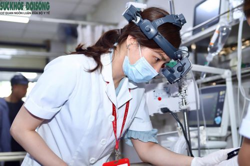 Nhân viên y tế tập trung thăm khám, kiểm tra và theo dõi tình hình bệnh nhân. Với mỗi trường hợp đều giữ sự tập trung, tận tâm trong từng thao tác chuyên môn.
