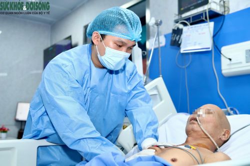 Các bác sĩ không chỉ chạy theo nghĩa đen mà còn chạy đua trong từng thao tác chuyên môn để cứu giúp người bệnh.