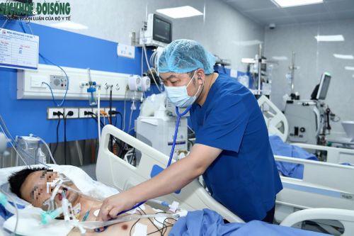 Trong guồng quay của công việc liên quan đến sự sống còn, mỗi nhân viên y tế đảm nhiệm đúng vị trí, phối hợp chặt chẽ để mọi thao tác được thực hiện nhanh, chính xác và hiệu quả.