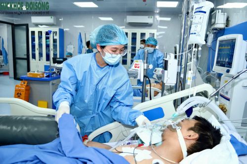 Các nhân viên y tế không ngơi tay, luôn bận rộn và hướng trọn tâm sức tới bệnh nhân.