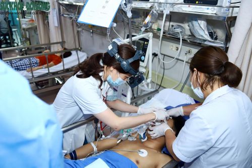 Tiếp nhận bệnh nhân, hành động đầu tiên của y bác sĩ là cứu chữa và hỗ trợ tận tâm, đặt sự an toàn của người bệnh lên trên hết.