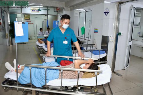 Áp lực sau cánh cửa cấp cứu là điều không thể tránh, nhưng các y bác sĩ vẫn kiên cường vượt qua, hoàn thành nhiệm vụ và coi sự tận tâm với bệnh nhân là biểu hiện sống động của lòng y đức.