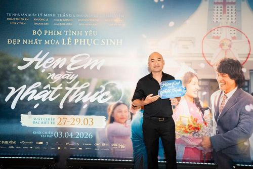 "Anh tài" Tiến Luật một mình đến chúc mừng ekip đoàn phim