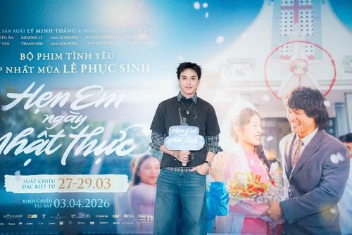 Thuận Nguyễn trẻ trung trên thảm đỏ