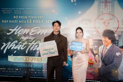 Khả Như đi cùng Song Luân đến chúc mừng đoàn phim. Bạn trai cô - diễn viên Huỳnh Phương - cũng tham gia phim "Hẹn em ngày Nhật thực"