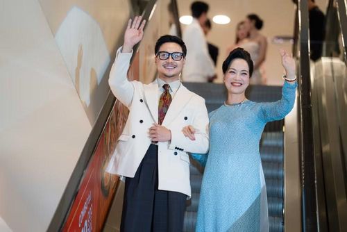 NSND Lê Khanh và diễn viên Thanh Sơn rạng rỡ trước sự chào đón của khán giả