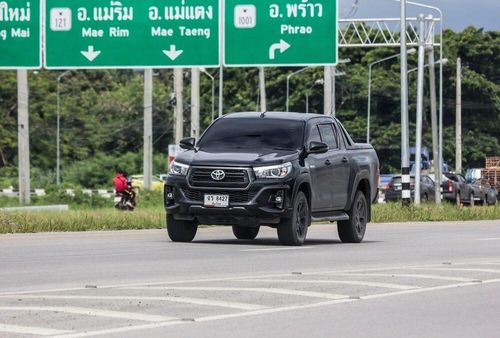 Bán tải cabin kép ở Thái Lan đăng ký như ôtô du lịch, đeo biển kiểm soát chữ đen nền trắng. Ảnh: Shutterstock.