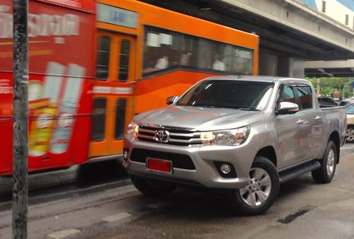 Bán tải Toyota Hilux trên đường phố Bangkok. Ảnh: Best Selling Cars Blog.