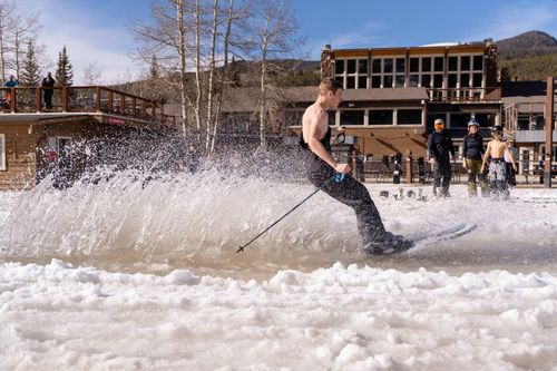 Hiện tượng hiếm gặp này bắt nguồn từ đợt nắng nóng kỷ lục đang bao trùm Colorado (Mỹ). Theo đài CBS News, khu vực Denver, thành phố trung tâm Colorado, ghi nhận mức nhiệt lên tới 30 độ C vào ngày 21/3, nhiệt độ cao nhất từng được ghi nhận trong tháng 3 và khiến tuyết trên núi cao tan chảy nhanh chóng.