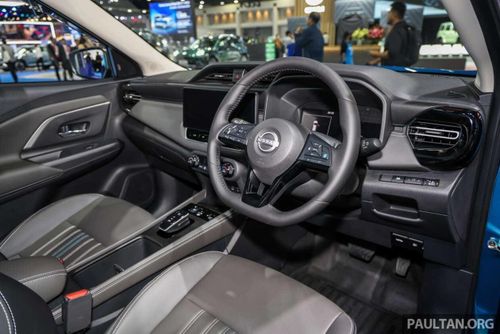 Khoang lái Nissan Kicks e-Power 2026 tạo thành từ các đường nét góc cạnh, trang bị nhiều phím bấm vật lý trên vô lăng và táp-lô.