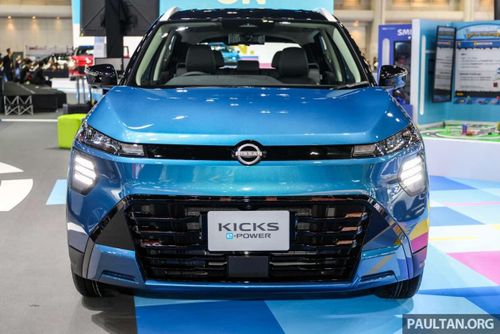 Ở bản facelift này, Nissan Kicks e-Power sở hữu ngoại hình với nhiều tham khảo từ mẫu xe Nissan Kait dành riêng cho thị trường Brazil. Cụm đèn pha mỏng đặt ngang hàng logo thương hiệu, trong khi đèn LED định vị ban ngày đặt thấp hơn và có thiết kế xếp tầng. Nissan Kicks bản mới vẫn có lưới tản nhiệt hình thang màu đen, gồm các thanh ngang bên trong.